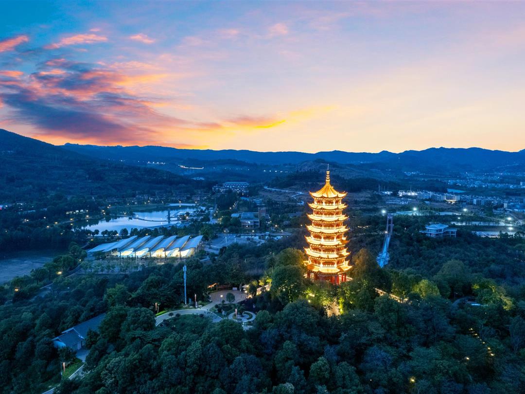 弥勒拾月·星屿全景智能影视温泉酒店