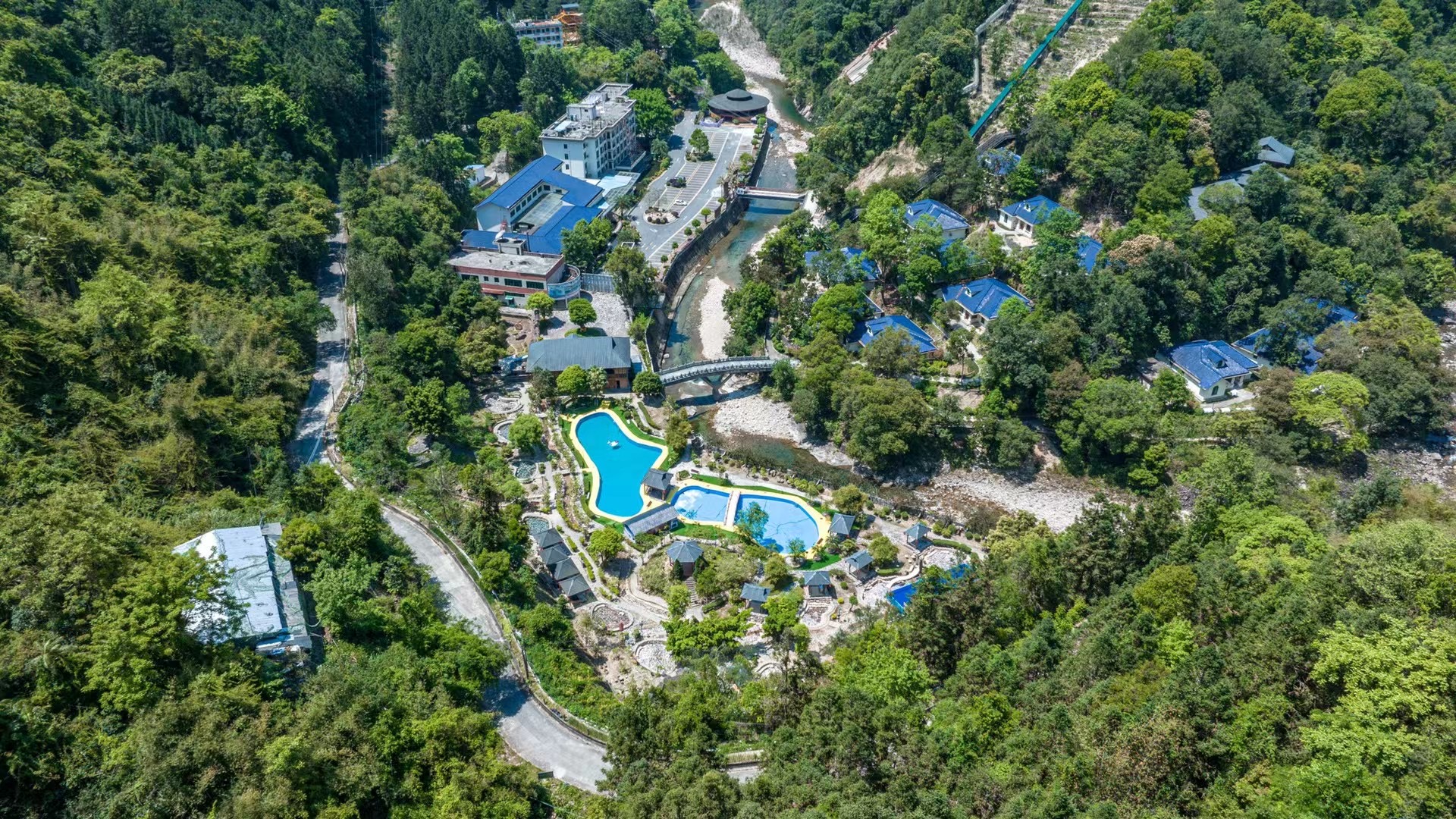 广东清远广东第一峰温泉度假村泡泉赏景