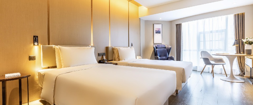 广东珠海珠海情侣路海滨泳场亚朵酒店